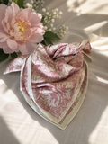 Elegantes Tuch in Rosé-Creme mit floralem Muster