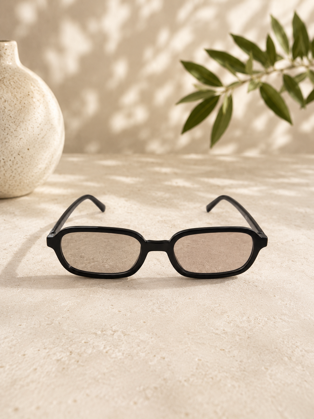 Schmale Retro-Sonnenbrille in Schwarz mit rauchgrauen Gläsern