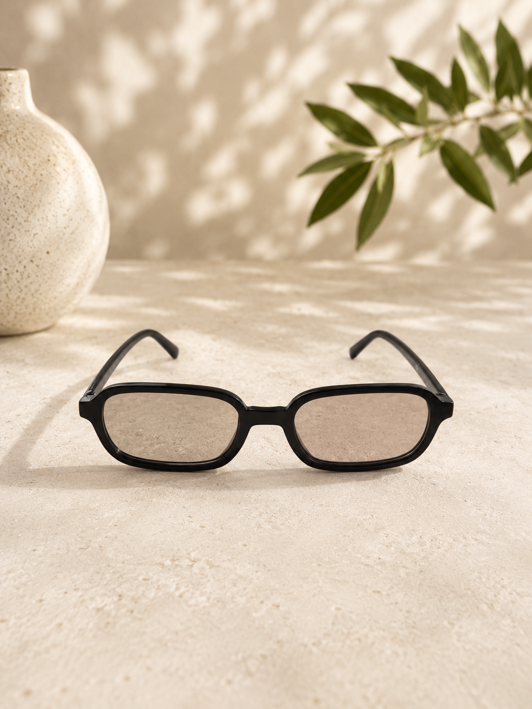 Schmale Retro-Sonnenbrille in Schwarz mit rauchgrauen Gläsern