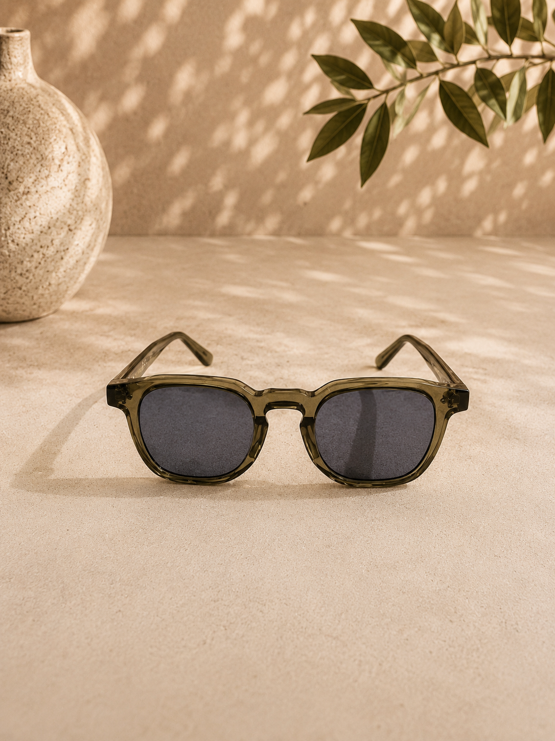 Olivgrüne Sonnenbrille mit schwarzen Gläsern