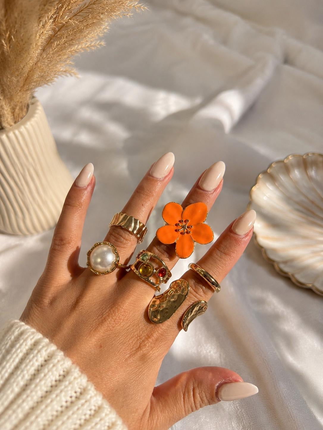 Elegantes Vintage Ring-Set in Gold mit Orangefarbener Blüte & Perlendetail