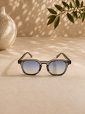 Graue Sonnenbrille mit blau weissen Gläsern