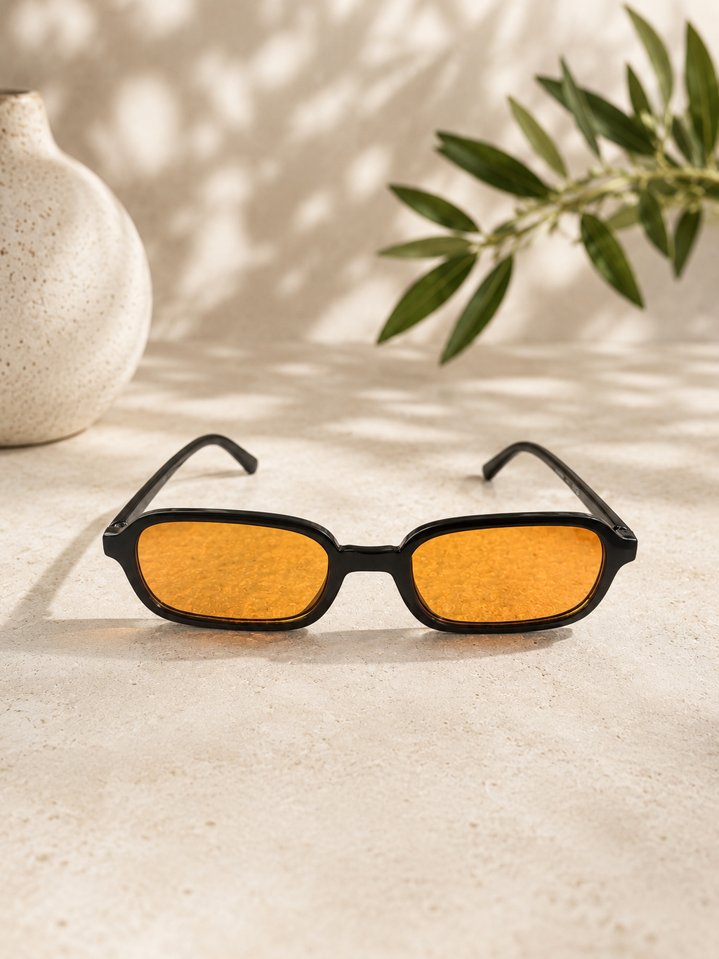 Schmale Retro-Sonnenbrille in Schwarz mit Orangenen Gläsern