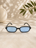 Schmale Retro-Sonnenbrille in Schwarz mit Blauen Gläsern