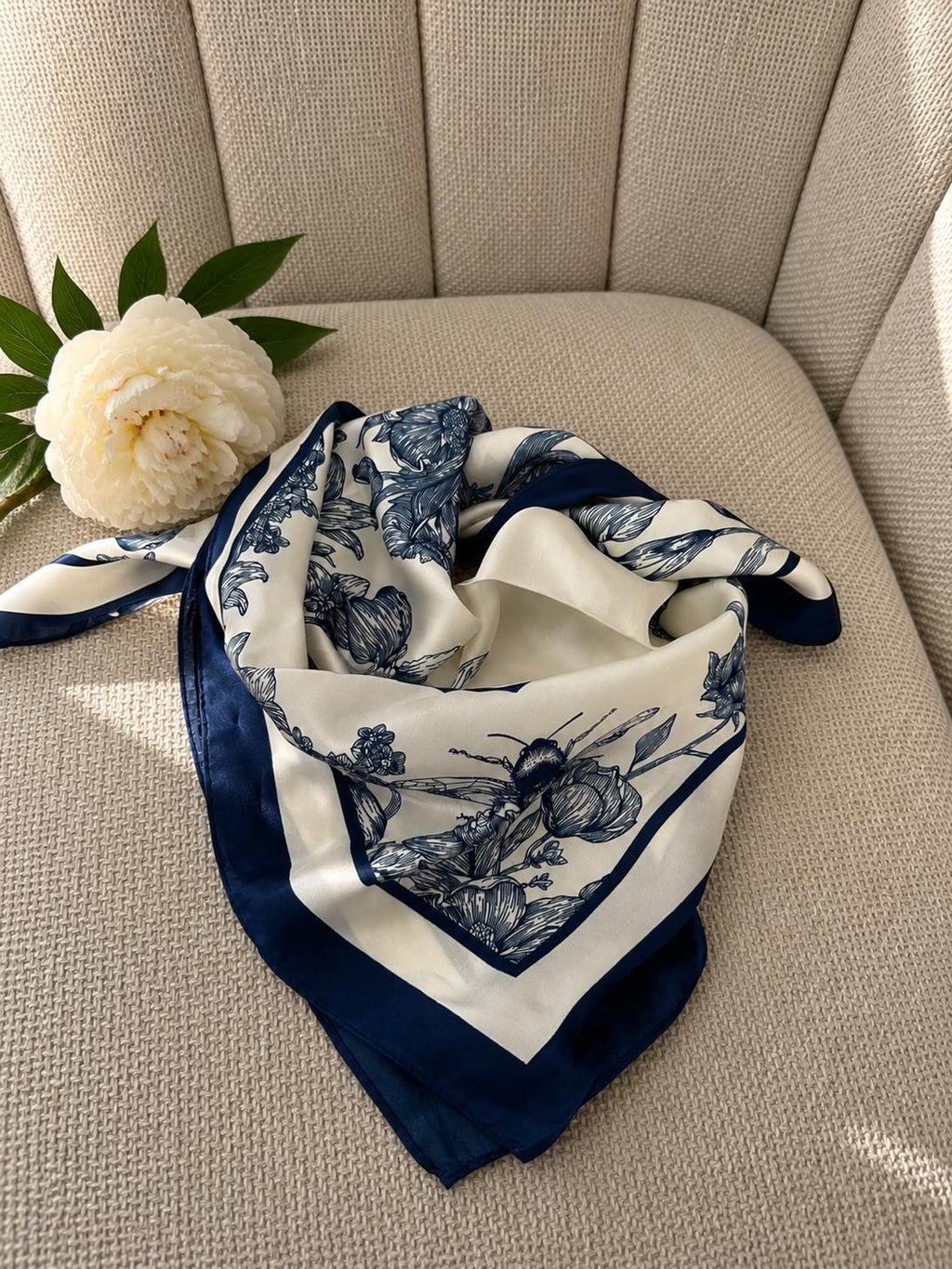 Elegantes Tuch in Blau Weiß Blumen Floral Muster