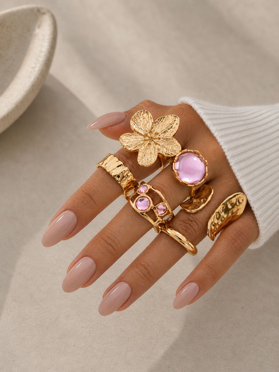Elegantes Vintage Ring-Set in Gold mit rosafarbenen Steinen & Blütendesign