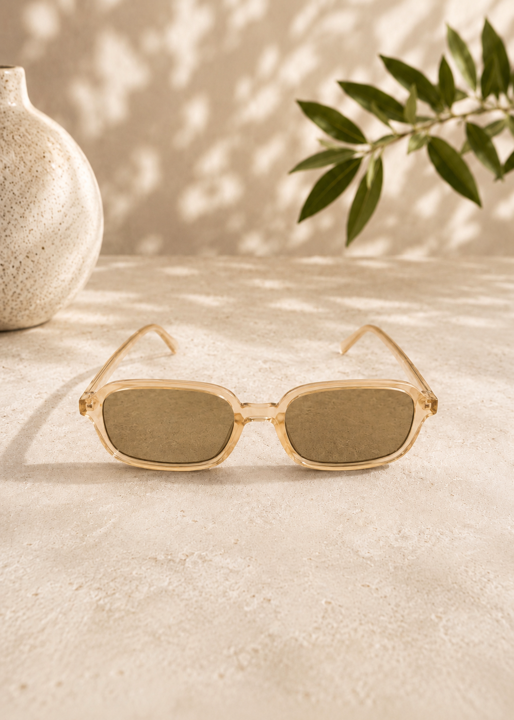 Schmale Retro-Sonnenbrille in Transparent Rosé Beige mit braunen Gläsern